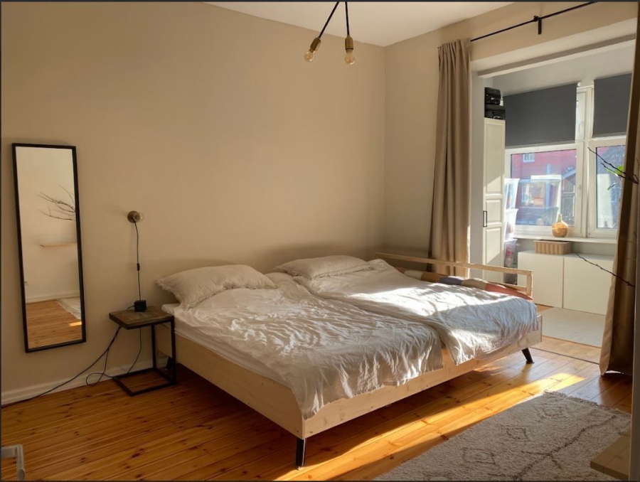 Schlafzimmer mit Loggia 1 - Moderne 3-Zimmer-Wohnung mit Balkon in Eimsbüttel