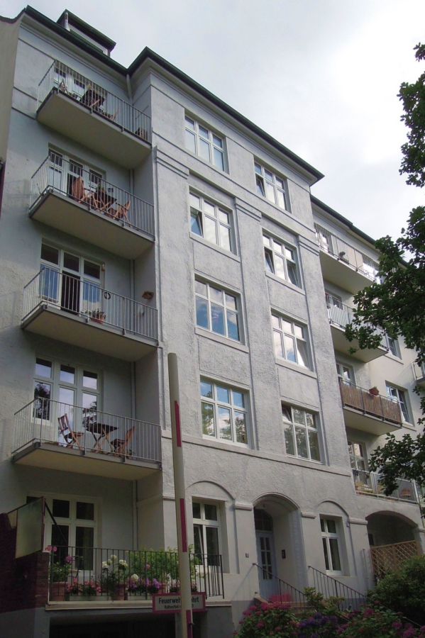 Gebäudeansicht - Moderne 3-Zimmer-Wohnung mit Balkon in Eimsbüttel