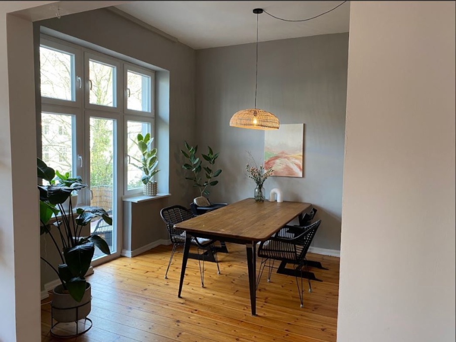 Wohnzimmer 1 - Moderne 3-Zimmer-Wohnung mit Balkon in Eimsbüttel